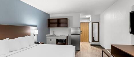 Desk, laptop workspace, iron/ironing board, free WiFi