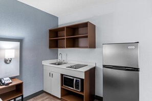 Desk, laptop workspace, iron/ironing board, free WiFi