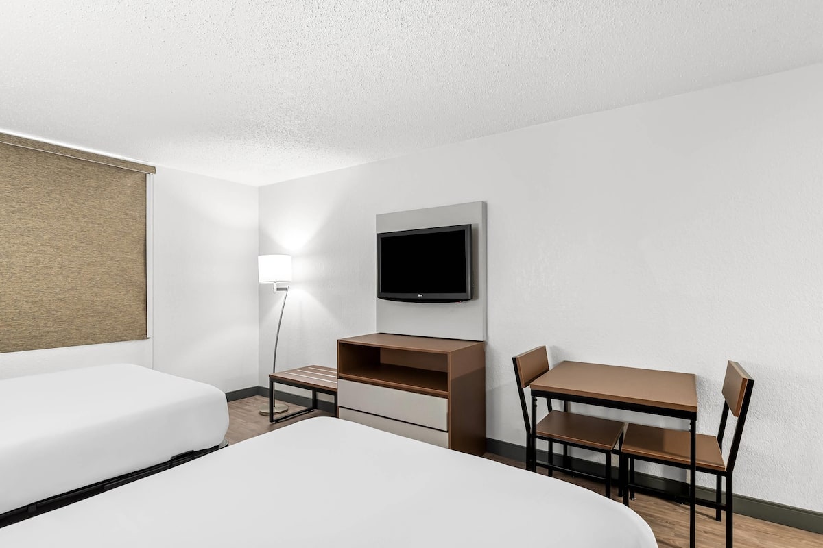Desk, laptop workspace, iron/ironing board, free WiFi