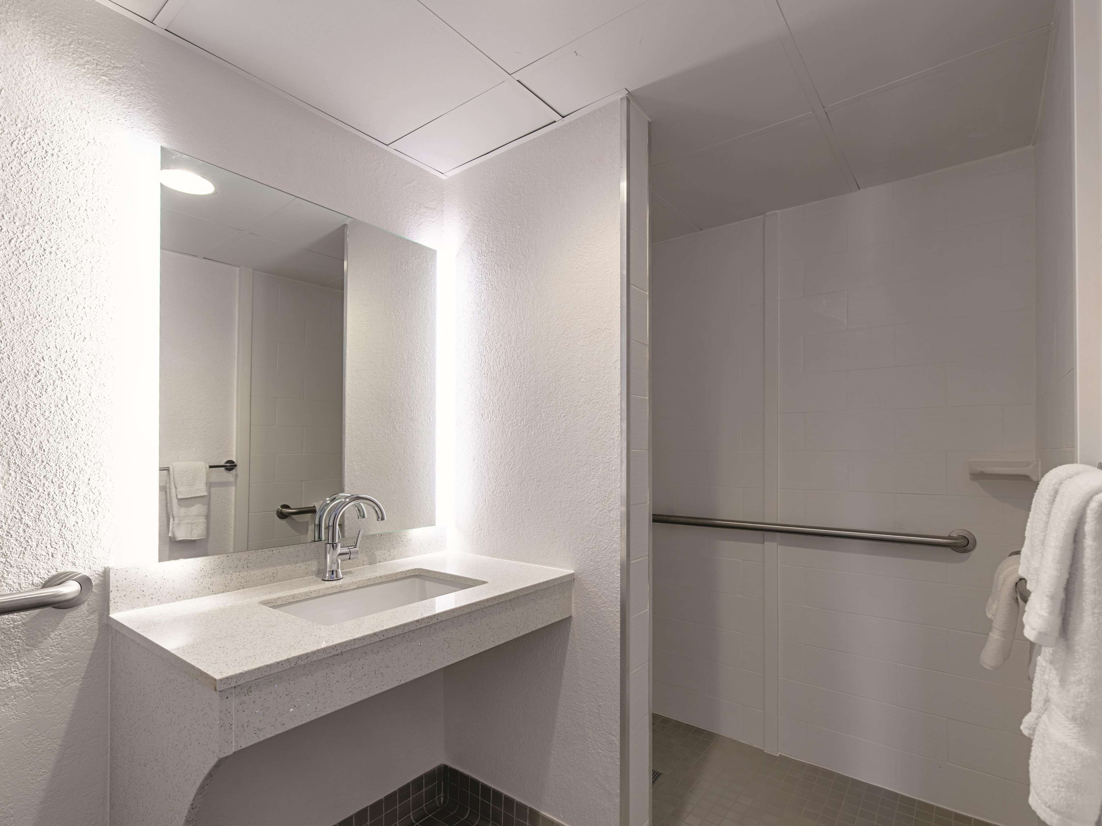 combined shower/bathtub, eco-friendly toiletries, hair dryer, towels