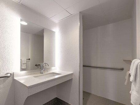 Baymont by Wyndham White Plains Elmsford - Image 10