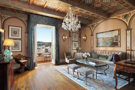 Suite Royal, 1 letto king, balcone, vista fiume | Soggiorno | TV a schermo piatto, lettore DVD. The St. Regis Florence