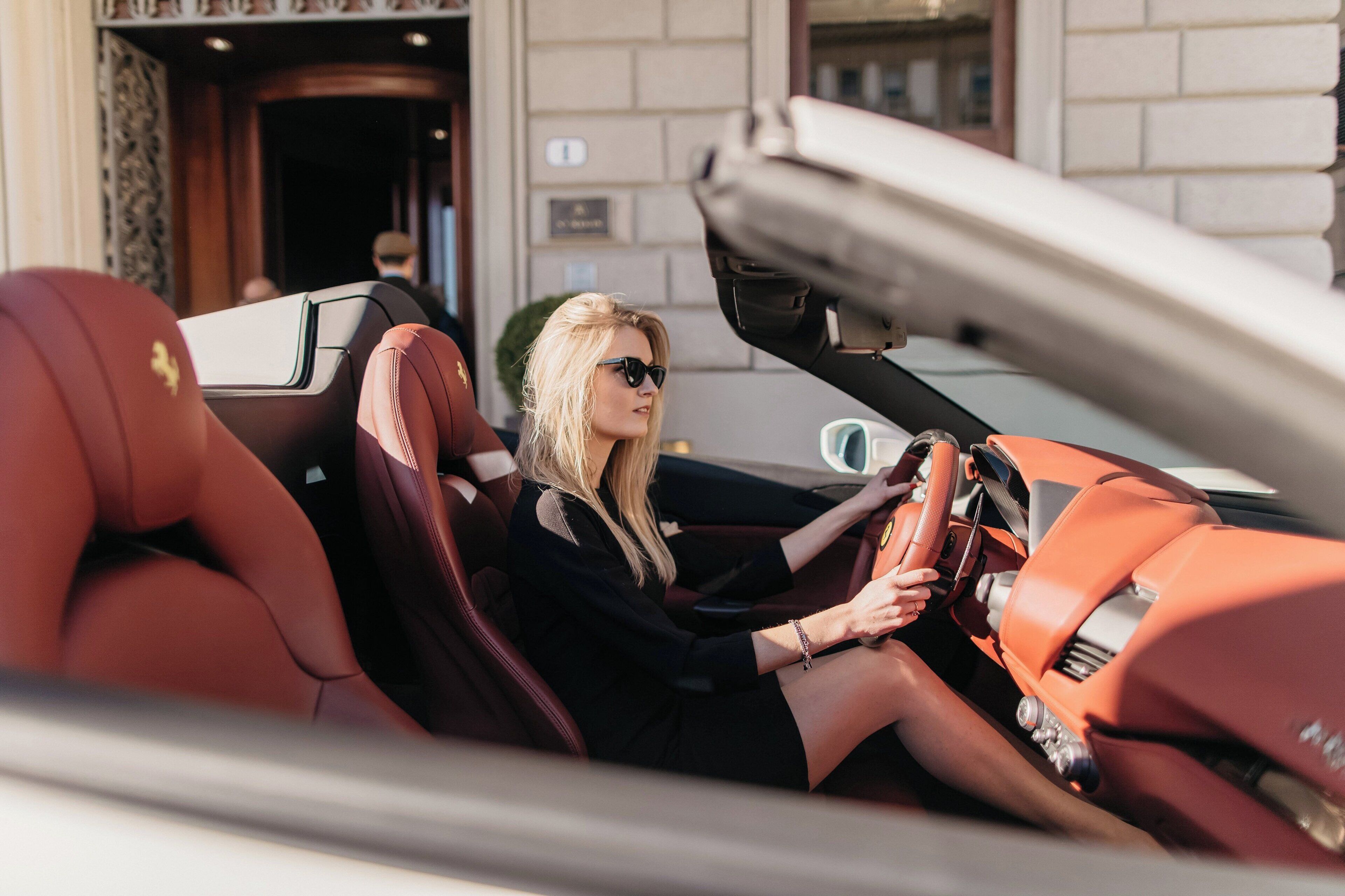 Eine Frau fährt ein Cabriolet.