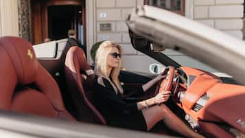 Eine Frau fährt ein Cabriolet.