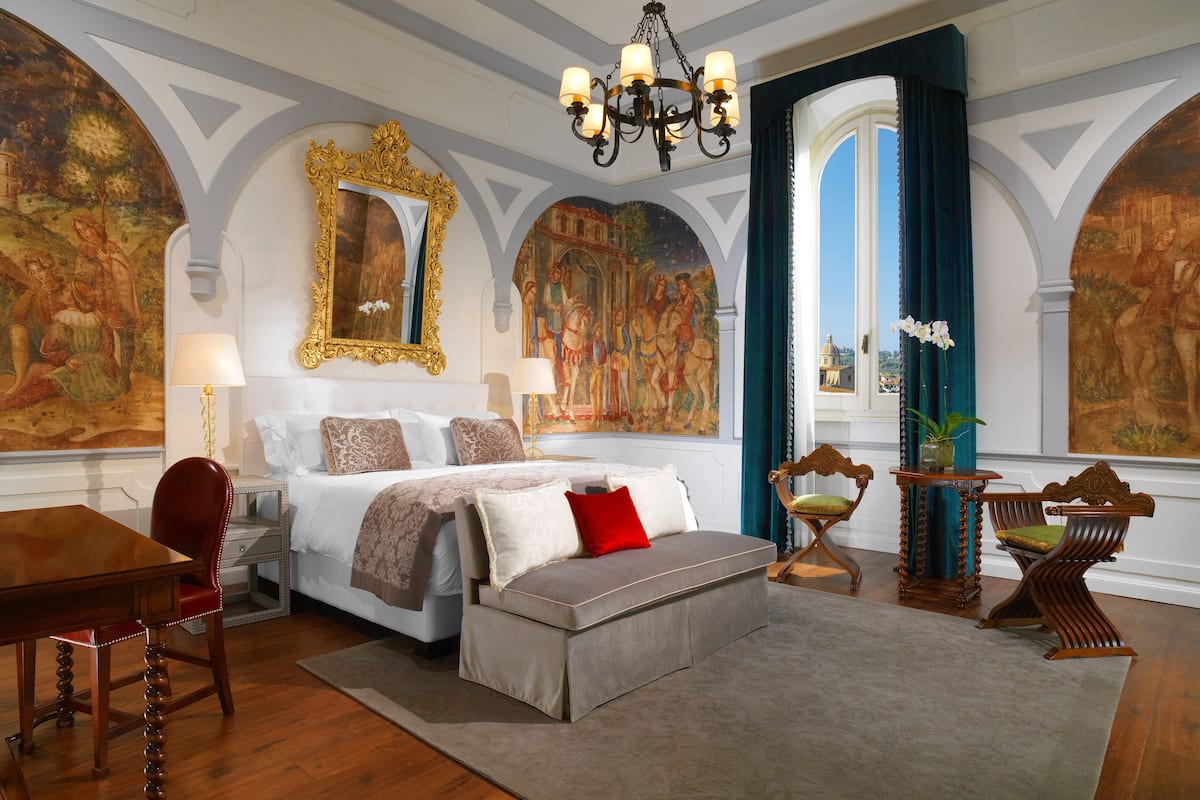 Premium bedding, down comforters, minibar, in-room safe