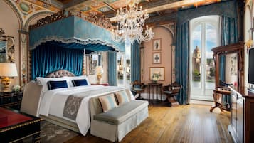 Suite Royal, 1 cama King size, balcón, vista al río | Ropa de cama de alta calidad, edredón y minibar