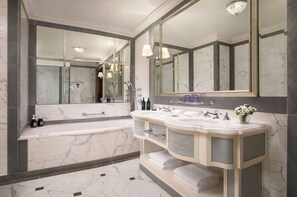 Suite junior, 1 cama King size | Baño | Tina con regadera, regadera tipo lluvia, amenidades de baño ecológicas 