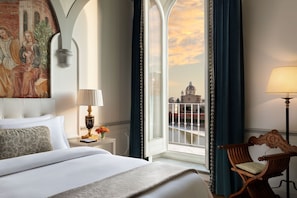 Suite junior, 1 cama King size, vista al río | Ropa de cama de alta calidad, edredón y minibar 