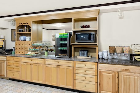 Desayuno completo gratuito y diario. Quality Inn Mount Vernon