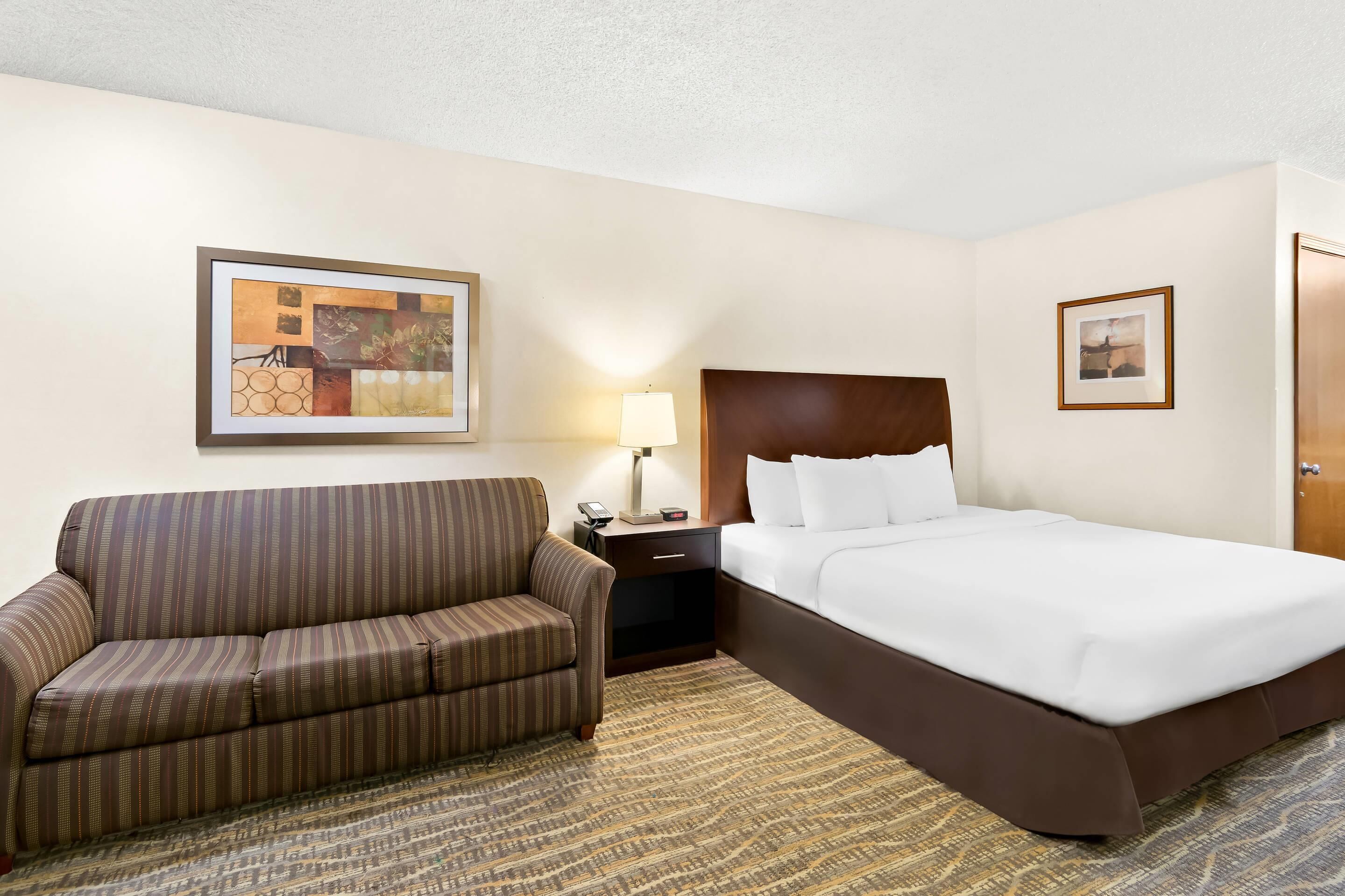 أغطية فراش متميزة ومكتب وأسرّة قابلة للطي وواي فاي مجانًا