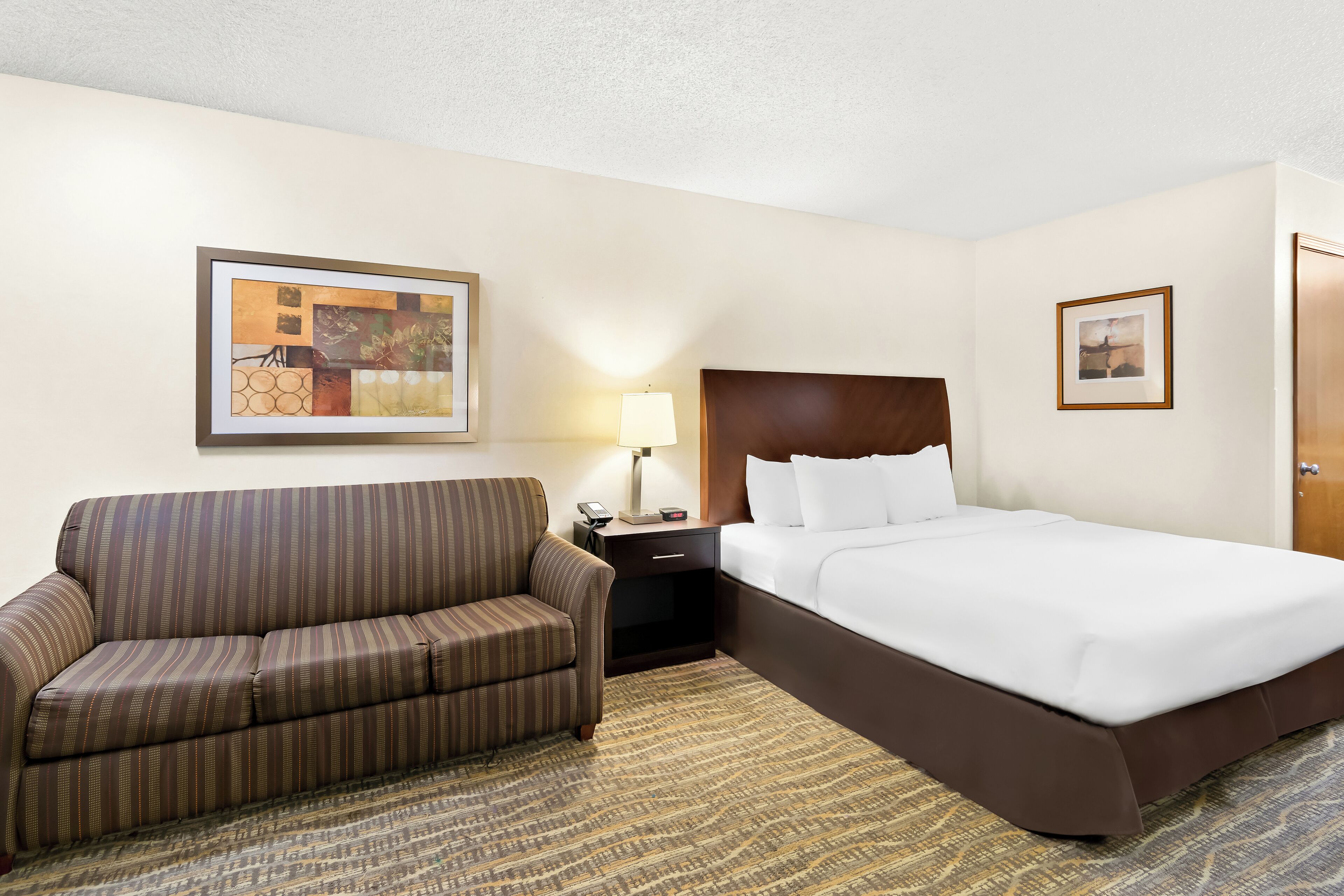 高档床上用品、办公桌、折叠床/加床（额外收费）、免费 WiFi