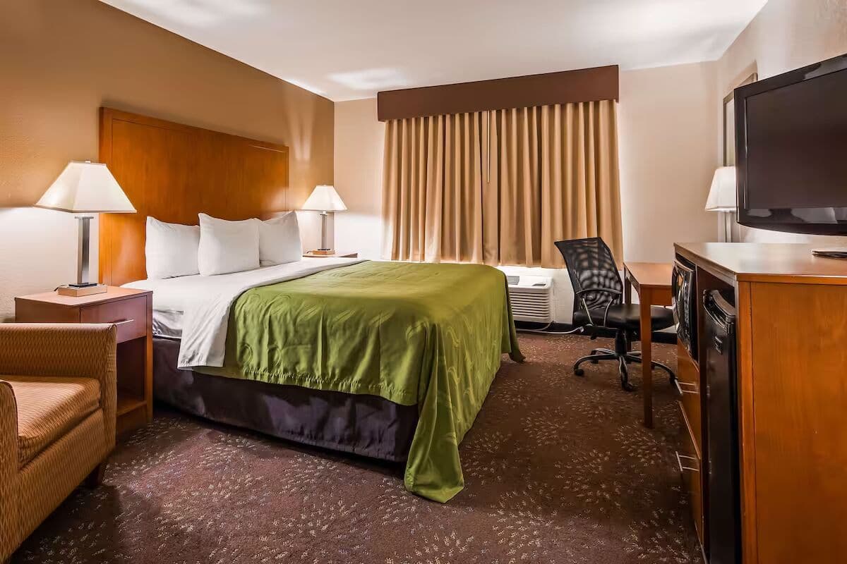 Premium bedding, desk, rollaway beds, free WiFi