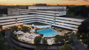 Un hôtel à plusieurs étages, doté d’une piscine sur le toit et d’espaces de détente en plein air.