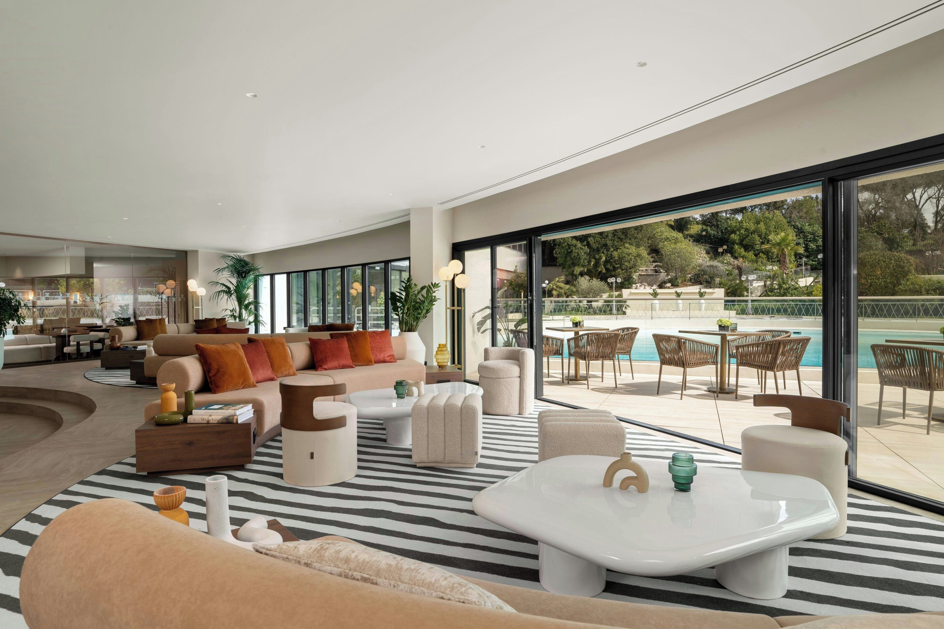 Aperto a colazione e pranzo, cucina italiana, con vista sulla piscina 