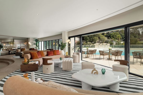 Se sirven desayunos, comidas y cocina italiana con vista a la alberca