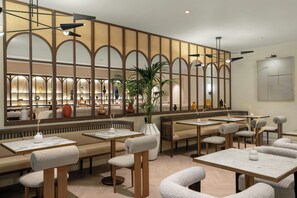 Tägliches Frühstücksbuffet (29 EUR pro Person)
