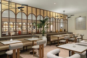 Desayuno buffet diario (EUR 29 por persona)