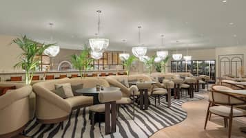 FrĂŒhstĂŒck, Mittagessen, italienische KĂŒche, Blick auf den Pool