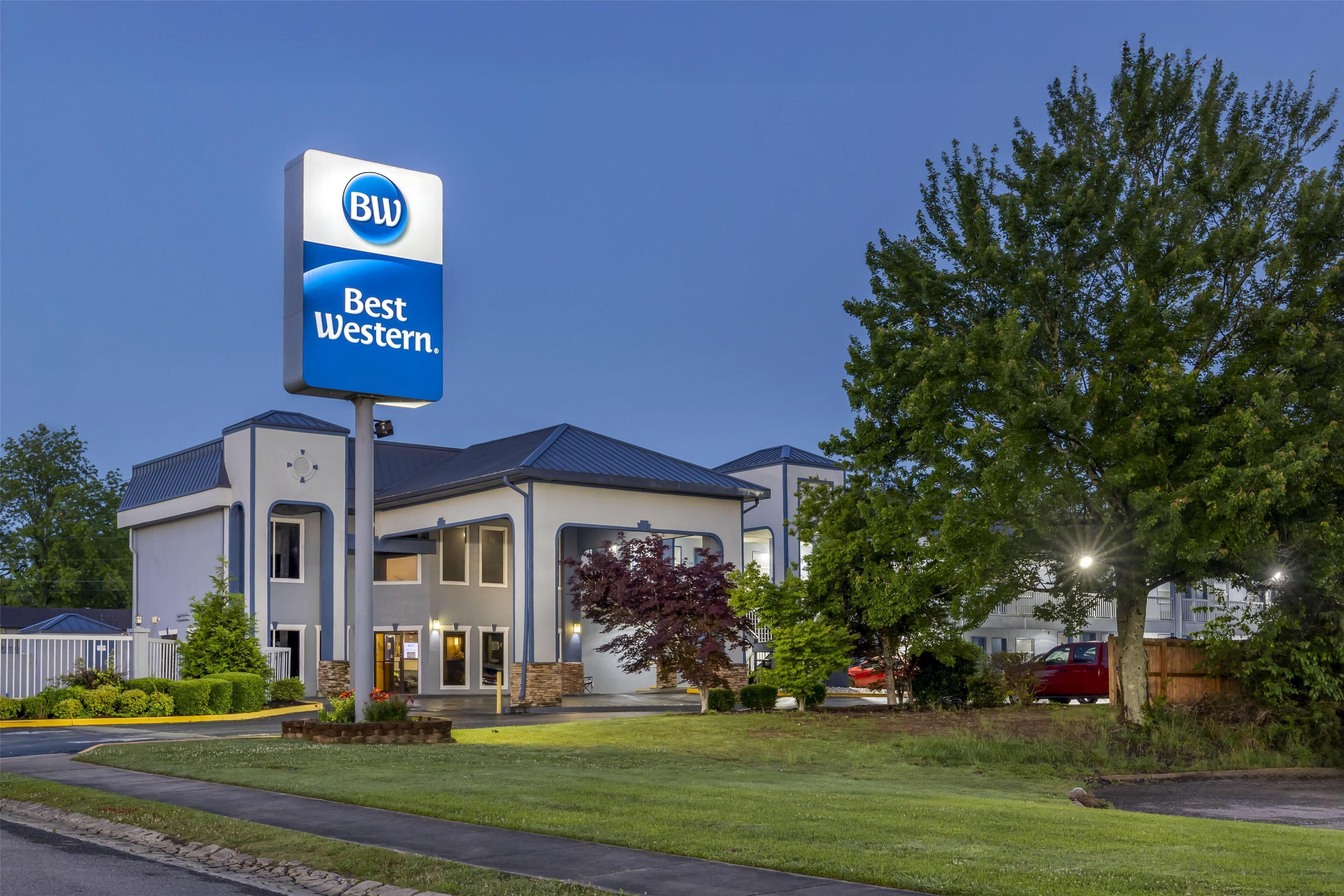 Un hôtel Best Western au design moderne, doté d’une enseigne bien visible et d’un aménagement paysager soigné.