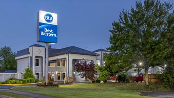 Un hôtel Best Western au design moderne, doté d’une enseigne bien visible et d’un aménagement paysager soigné.