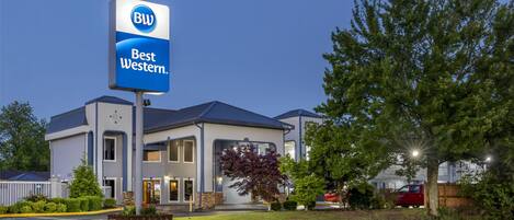 Un hotel Best Western con diseño moderno, que destaca por su cartel llamativo y jardines bien cuidados.