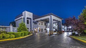 A modern hotel with a two-story structure, a covered entrance, and a parking area. - Best Western Fairwinds Inn (Cullman)