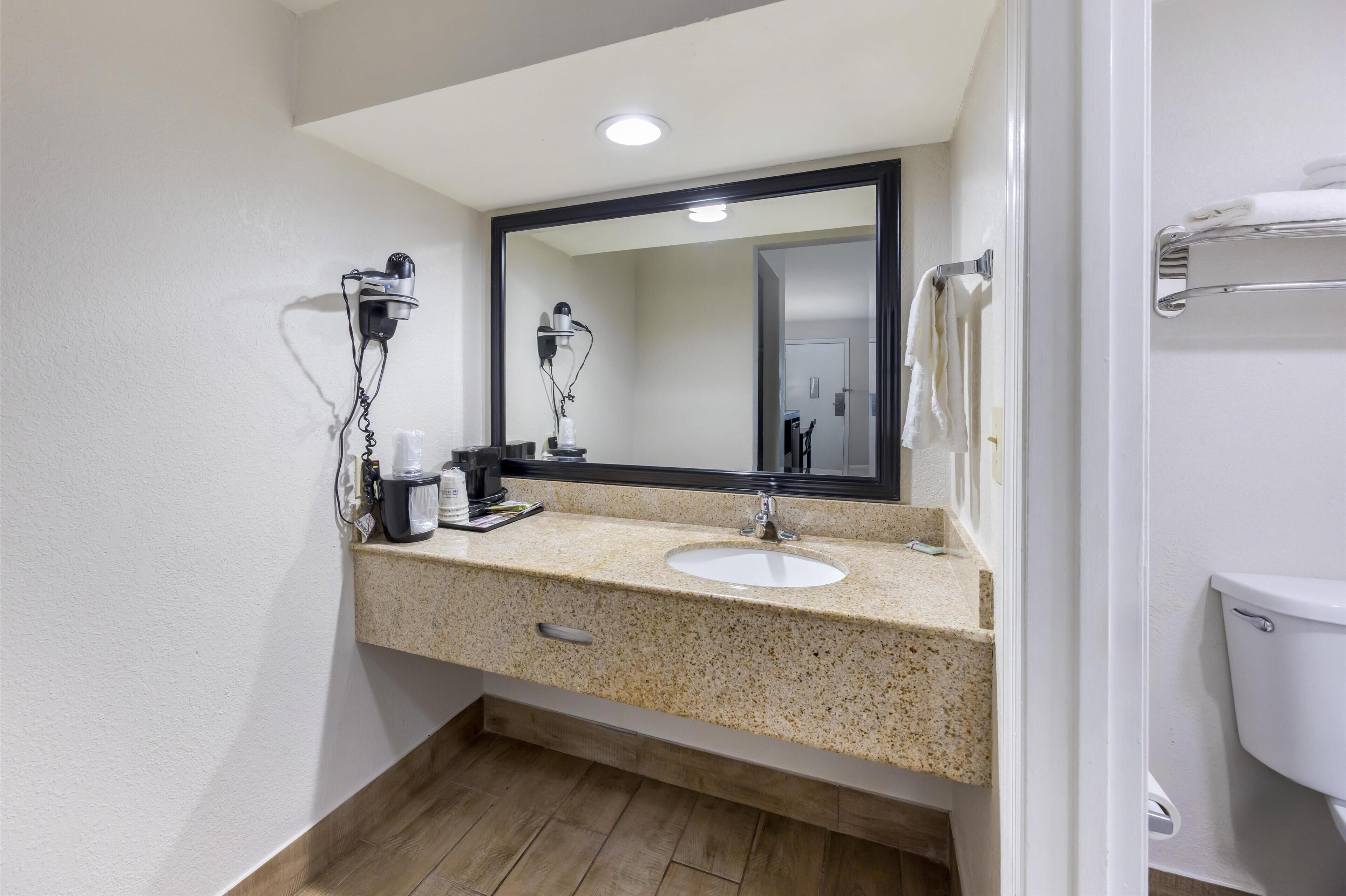 Combined shower/bathtub, rainfall showerhead, eco-friendly toiletries