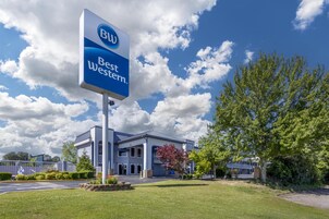 Un hotel Best Western con un diseño moderno, que destaca un letrero llamativo y un césped bien cuidado.