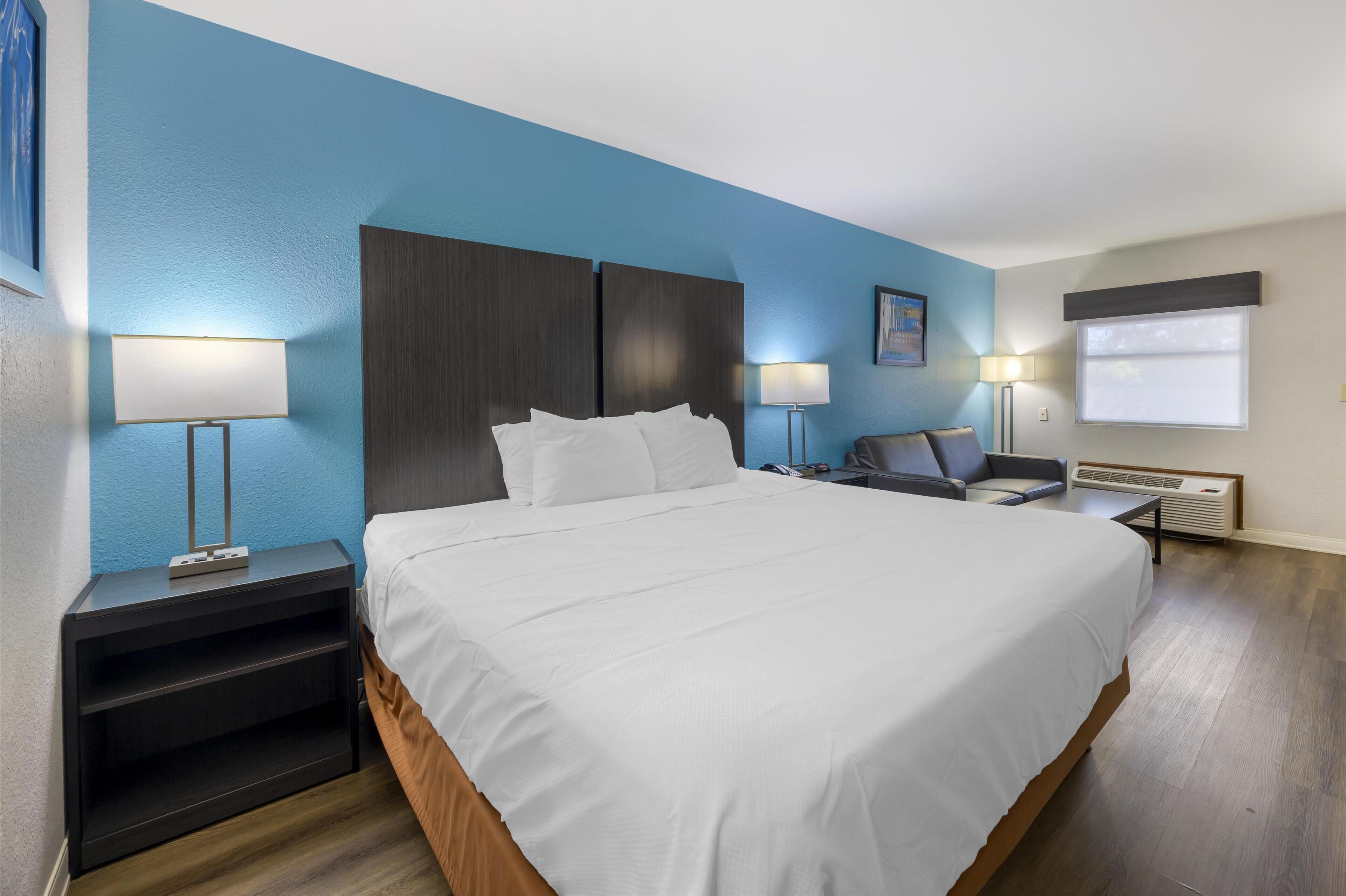 Standard Room, 1 Katil Raja (King) dengan Katil Sofa, Non Smoking (with Sofabed) | Tilam berlapik, meja, ruang kerja komputer riba 