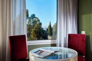 Premium bedding, down duvets, memory-foam beds, minibar - Hotel Lord Byron (Rome)
