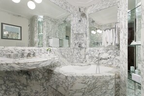 Superior tweepersoonskamer | Badkamer |  milieuvriendelijk toiletgerief, een haardroger, badjassen, pantoffels