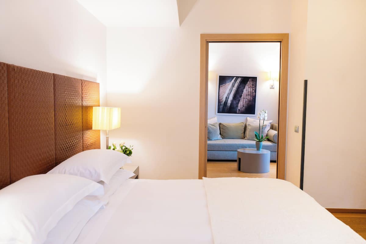 Premium bedding, minibar, in-room safe, desk