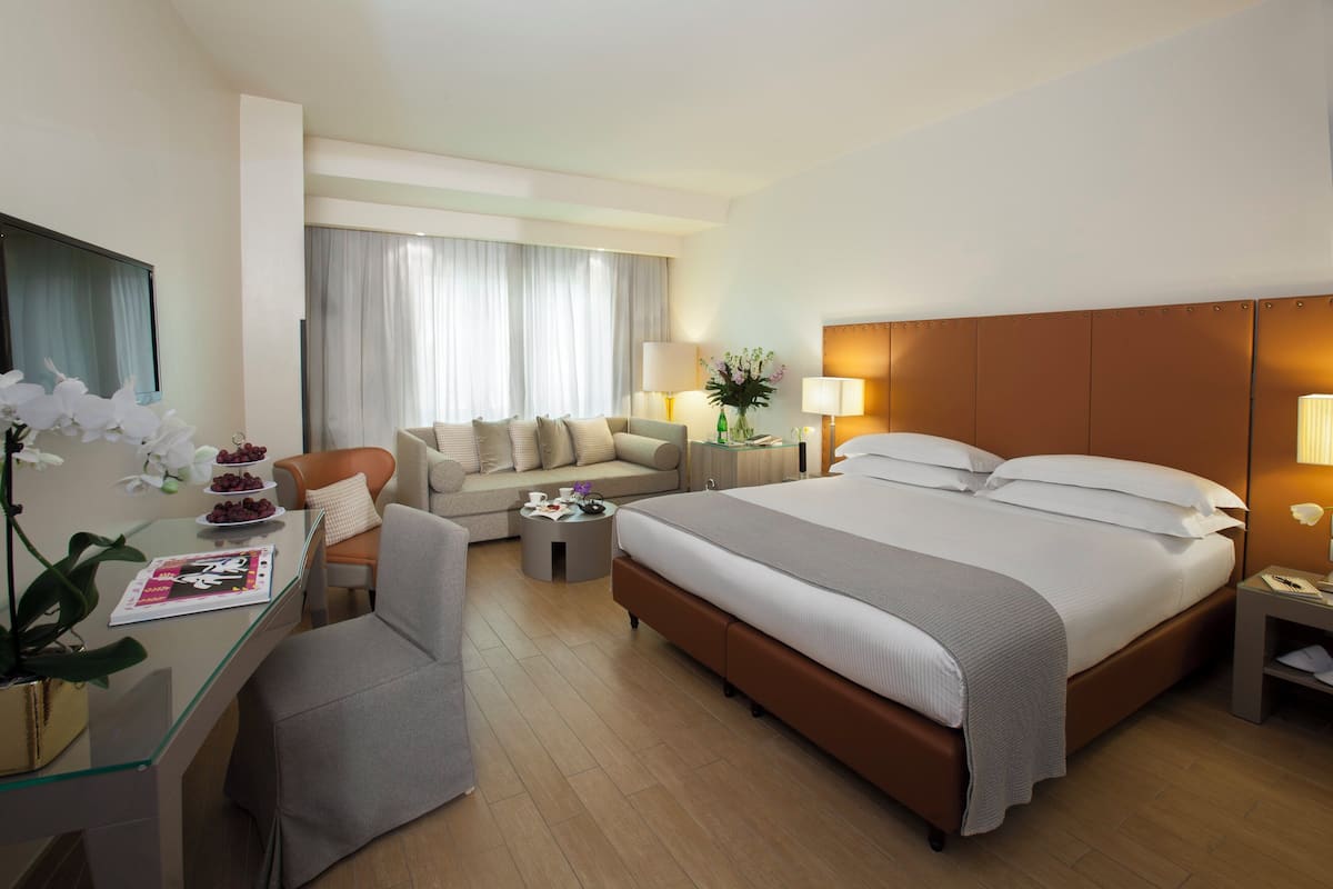 Family Room | Premium bedding, minibar, in-room safe, desk