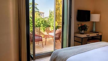 Deluxe-Doppelzimmer, Terrasse | Hochwertige Bettwaren, Minibar, Zimmersafe, Schreibtisch
