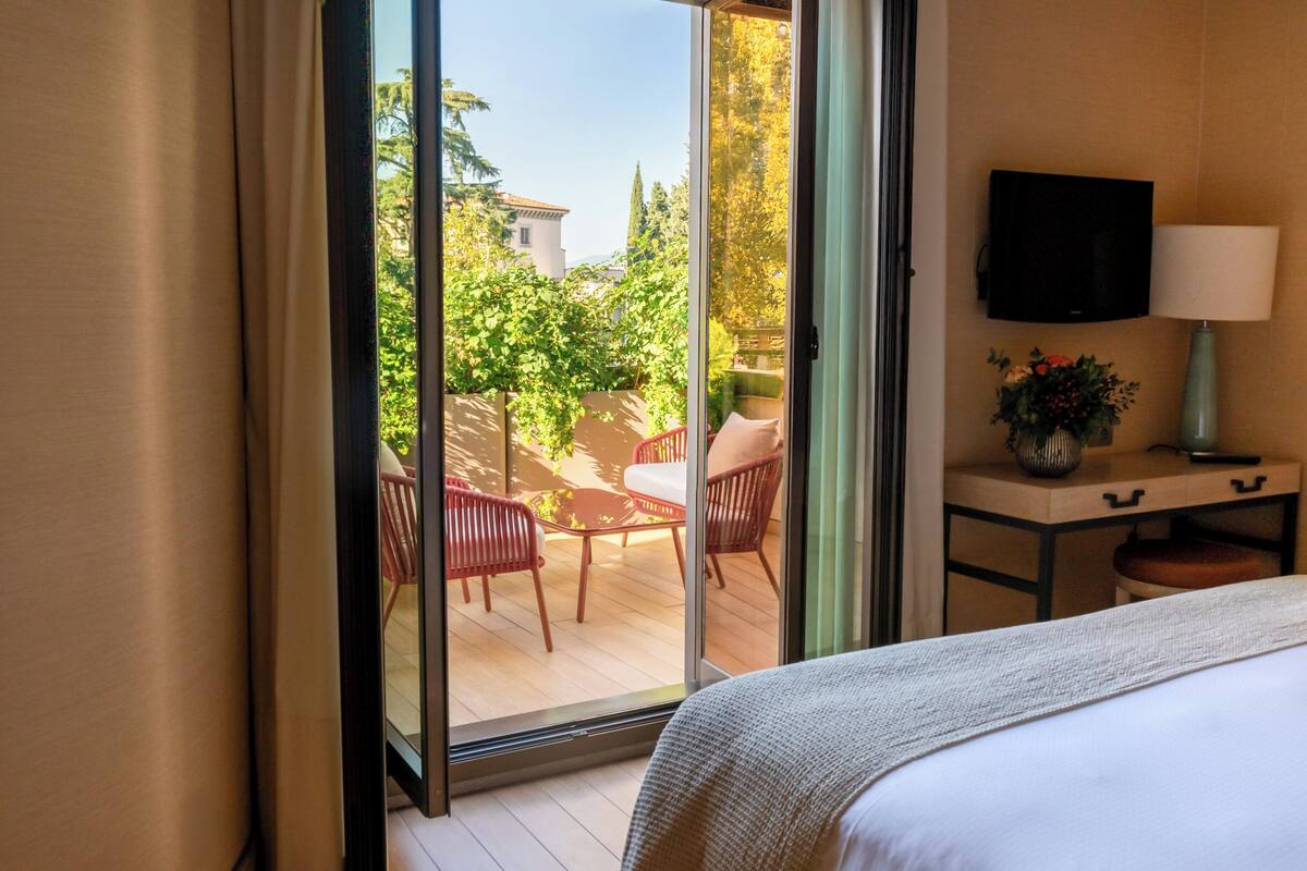 deluxe double room, terrace | premium bedding, minibar, in-room safe, desk