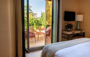 华丽双人房, 露台 | 高档床上用品、迷你吧、客房内保险箱、办公桌