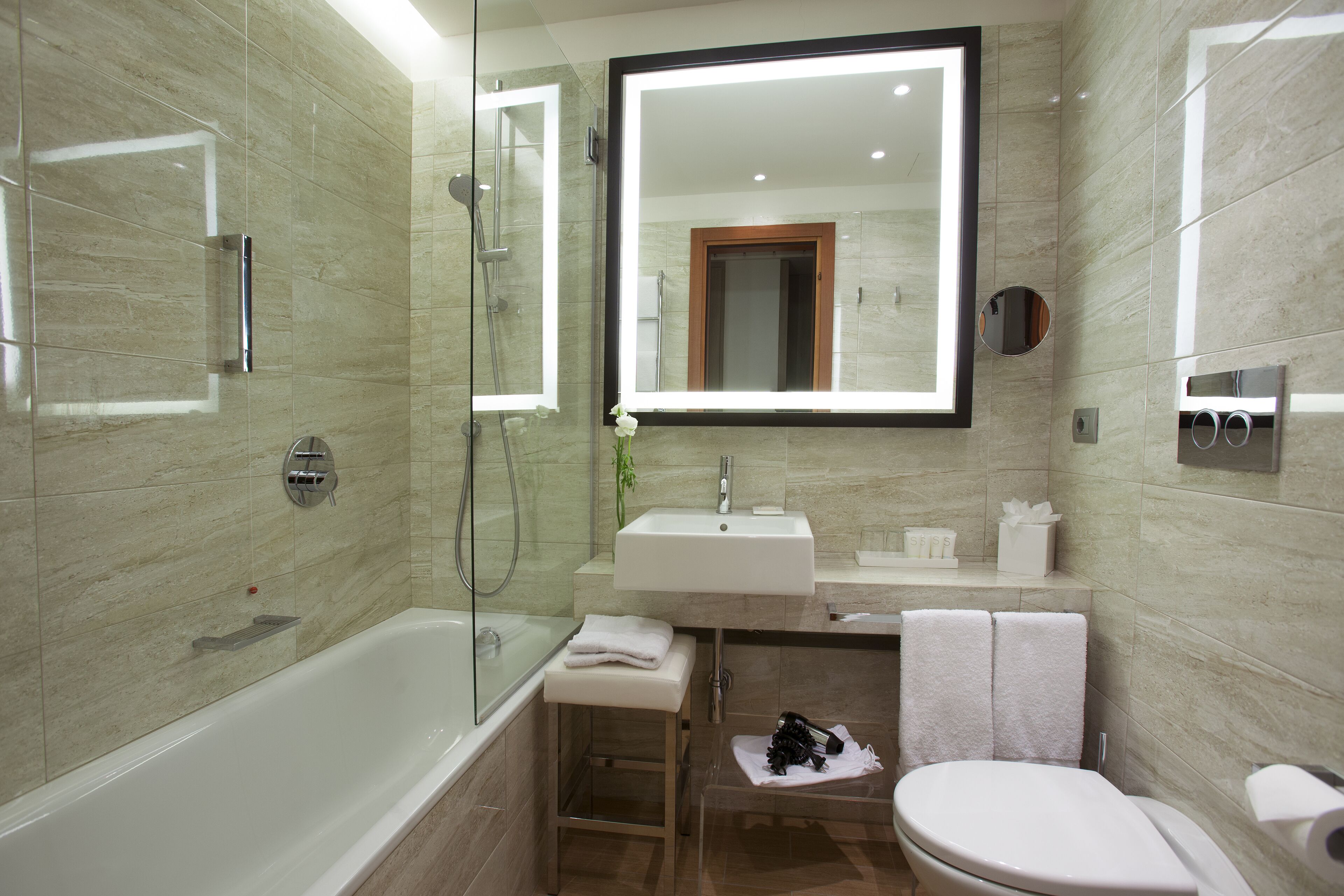 junior suite | bathroom | hair dryer, bidet, towels