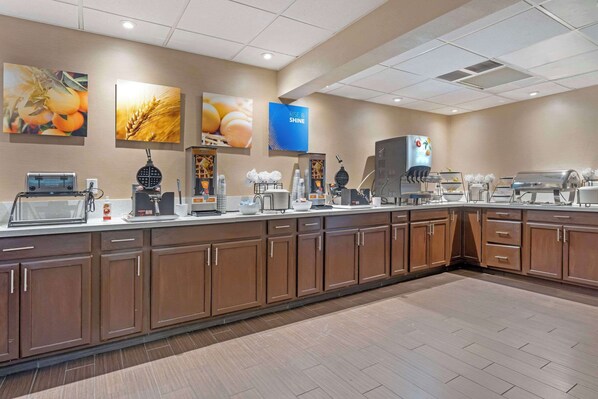 Free daily buffet breakfast  - Comfort Inn & Suites (Johnstown)