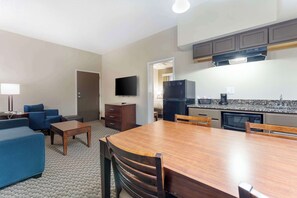 Suite, 1 King-Bett und Schlafsofa, Nichtraucher (2 rooms) | Zimmersafe, Schreibtisch, Bügeleisen/Bügelbrett, kostenlose Babybetten