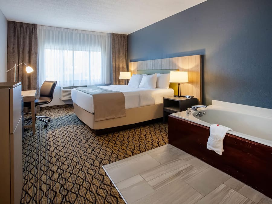 Habitación, 1 cama de matrimonio grande, no fumadores (Oversized tub) | Ropa de cama de alta calidad, caja fuerte, escritorio y cortinas opacas