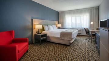 Deluxe Suite, 1 King Bed, Non Smoking | Premium bedding, in-room safe, desk, blackout drapes