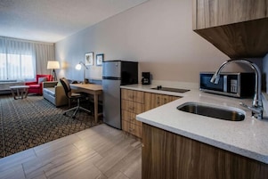 Refrigerador, microondas, cafetera/tetera, utensilios de cocina