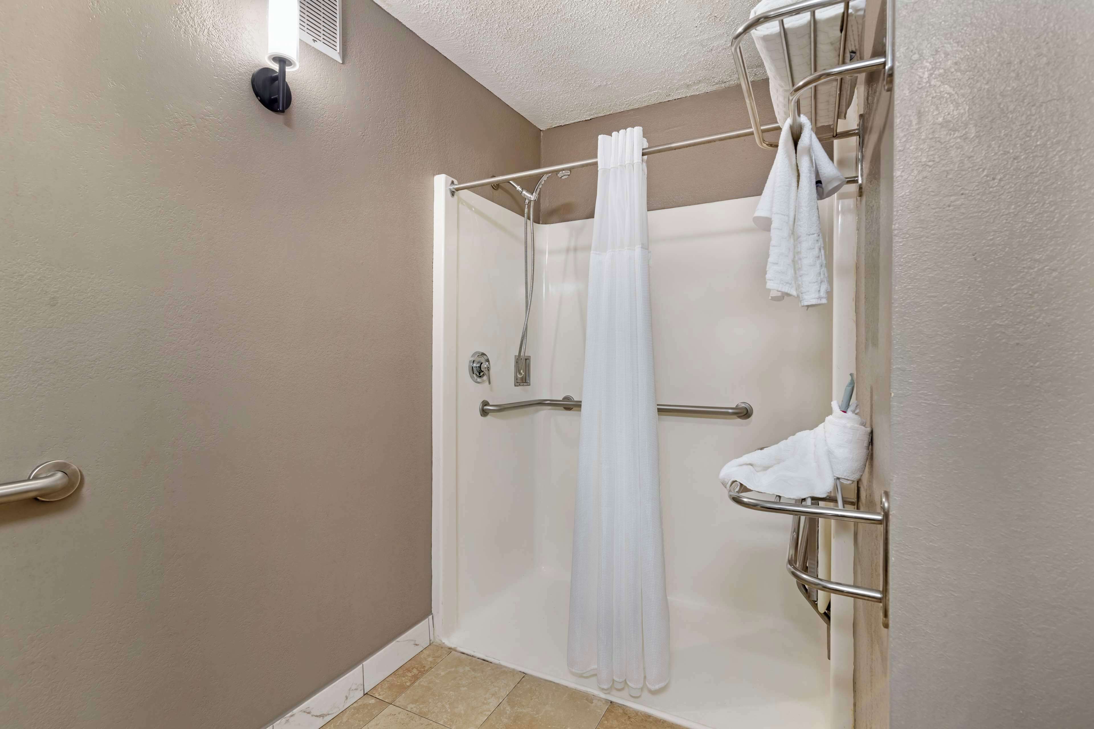 standard room, 1 king bed, accessible, non smoking | bathroom | combined shower/bathtub, eco-friendly toiletries, hair dryer, towels