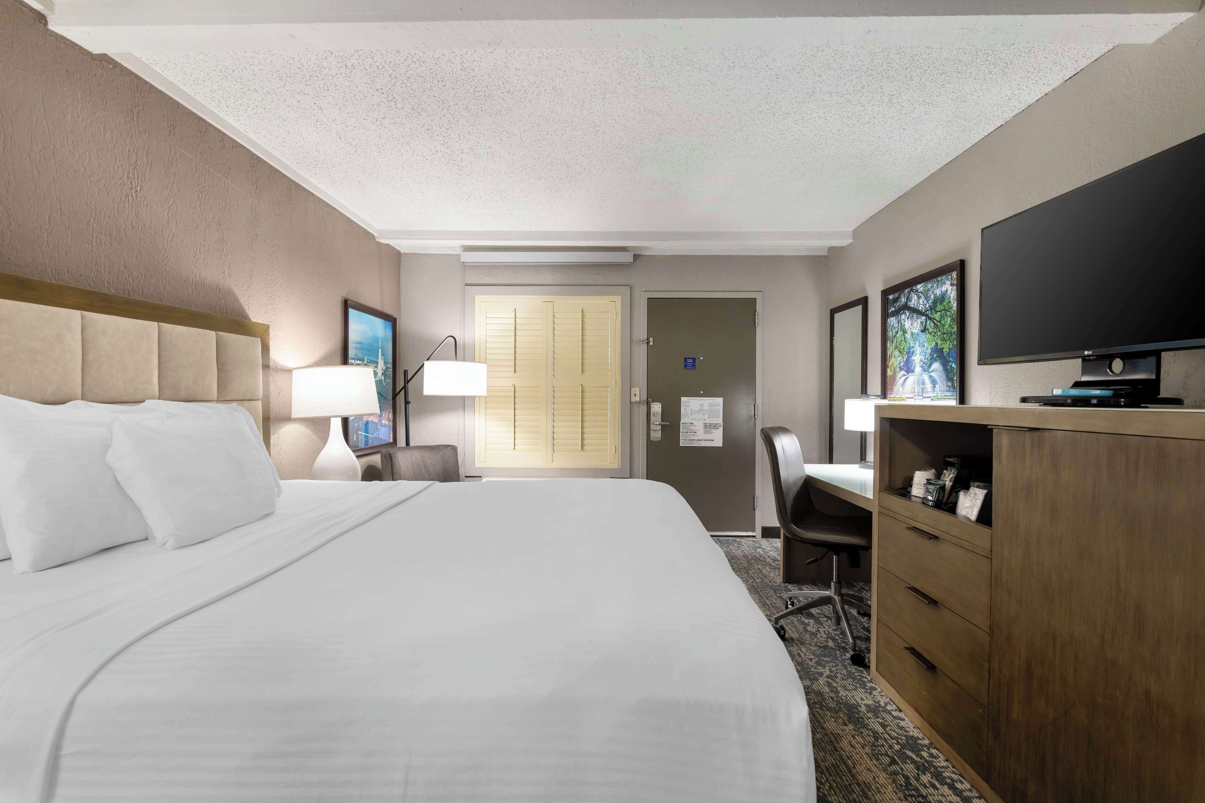 standard room, 1 king bed, accessible, non smoking | premium bedding, pillow-top beds, in-room safe, desk