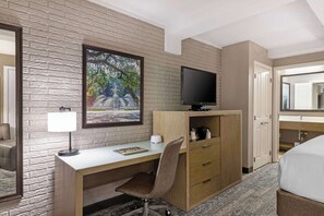 Standard Room, 1 King Bed, Non Smoking | Premium bedding, pillow-top beds, in-room safe, desk