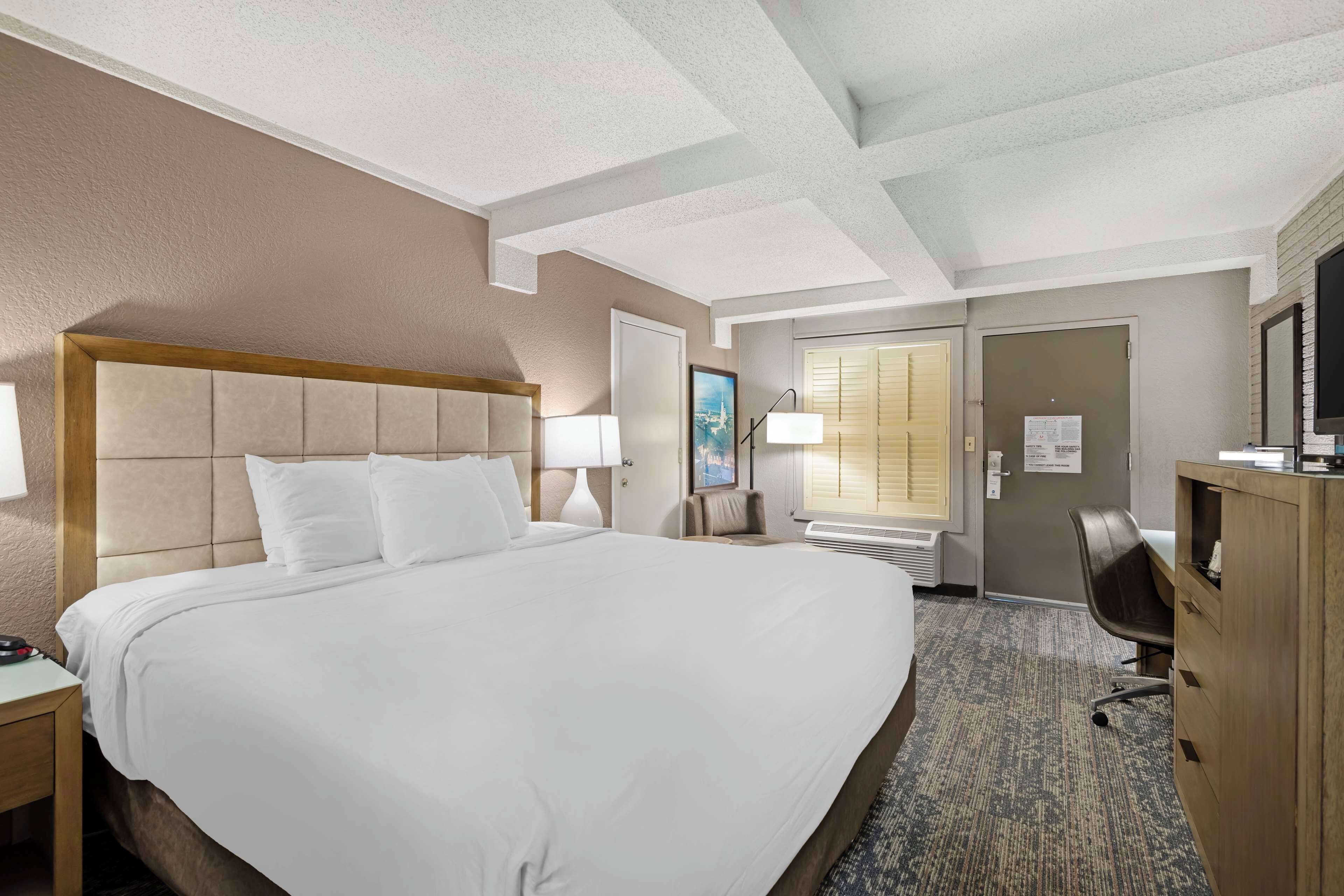 standard room, 1 king bed, non smoking | premium bedding, pillow-top beds, in-room safe, desk