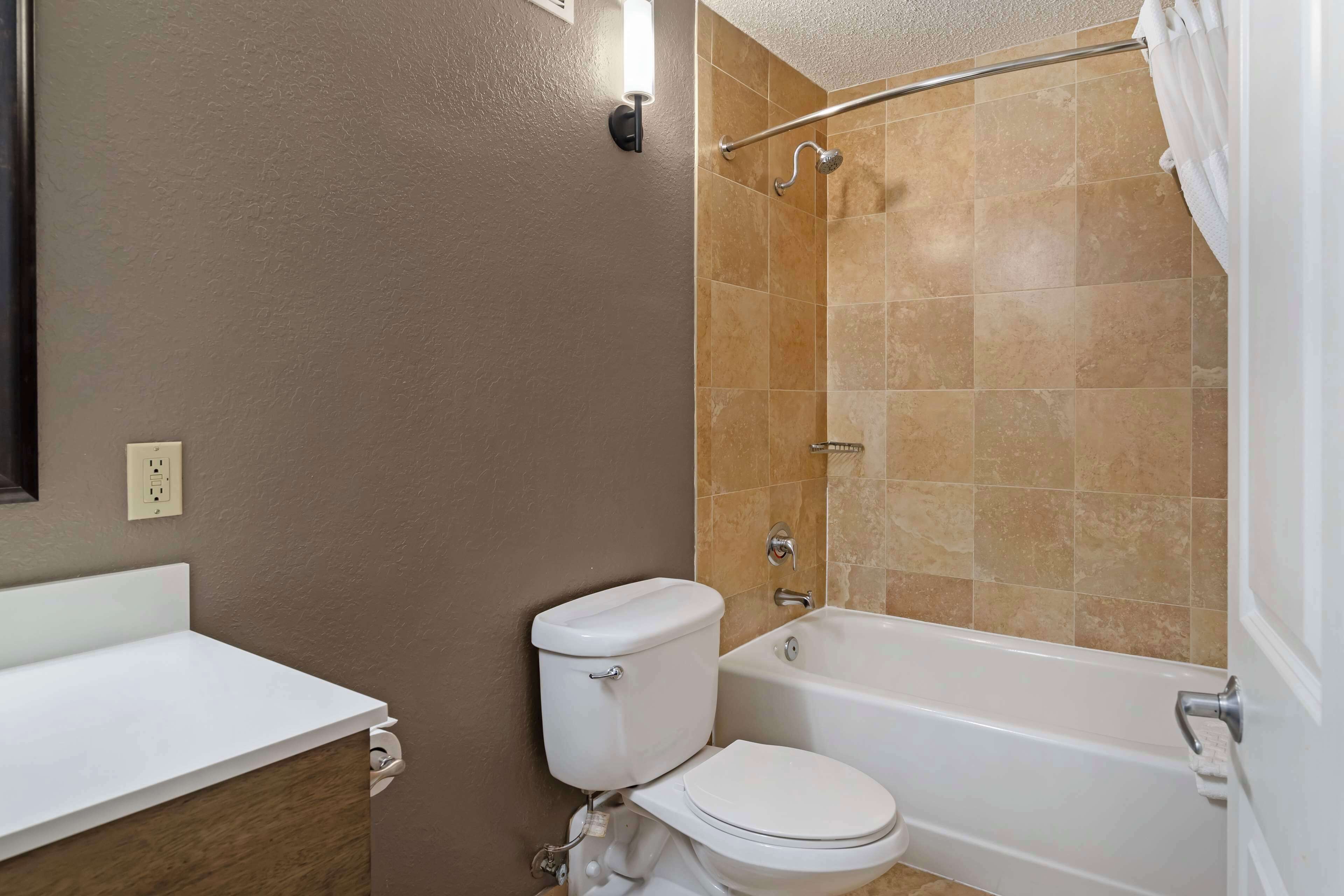 standard room, 1 king bed, non smoking | bathroom | combined shower/bathtub, eco-friendly toiletries, hair dryer, towels