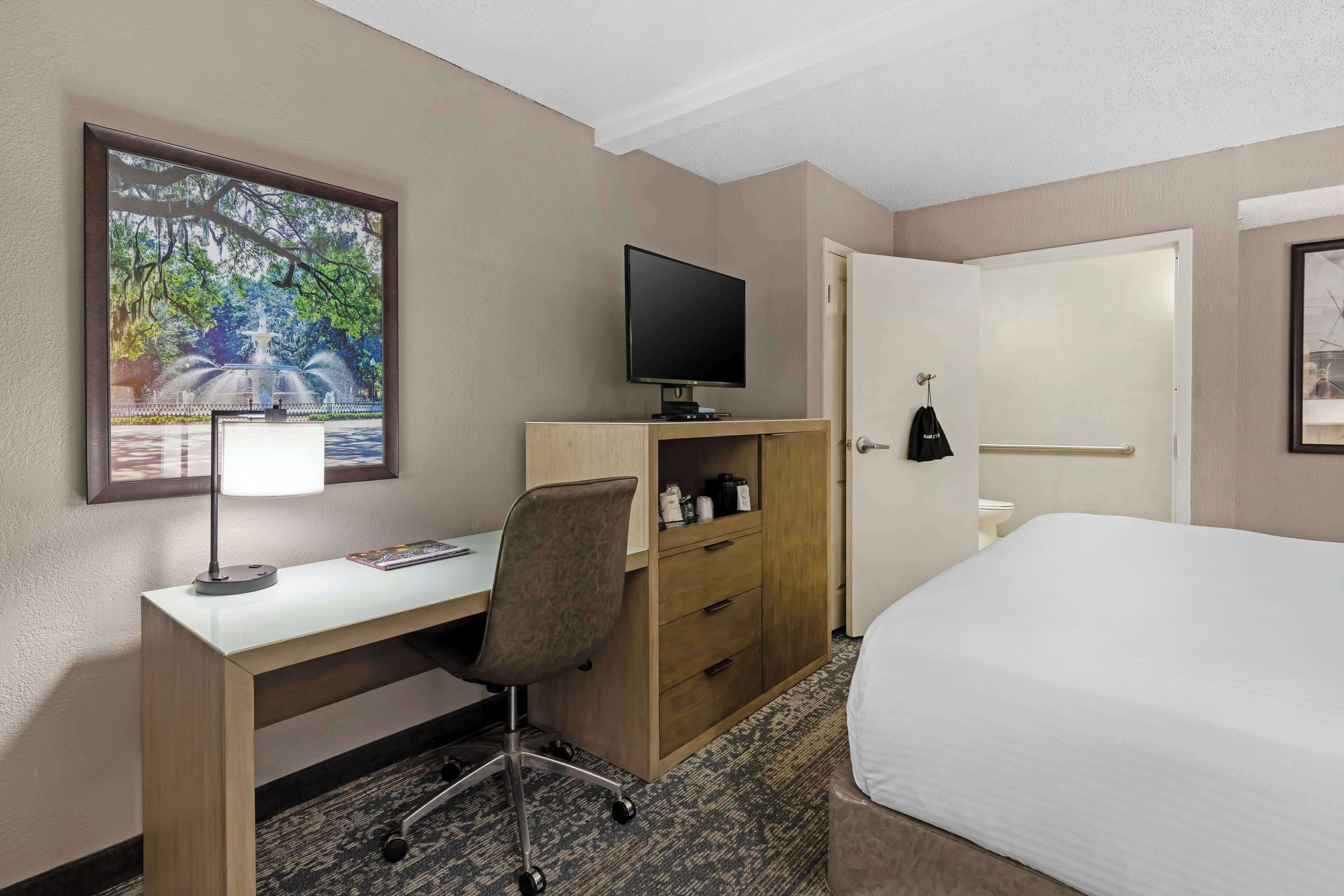 standard room, 1 king bed, accessible, non smoking | premium bedding, pillow-top beds, in-room safe, desk