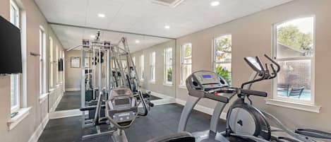 Ett gym med löpband, crosstrainers och styrketräningsmaskiner.