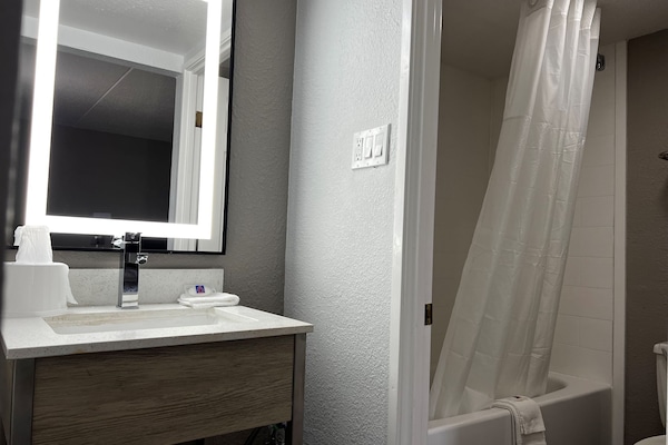 Combined shower/bathtub, hydromassage showerhead, free toiletries